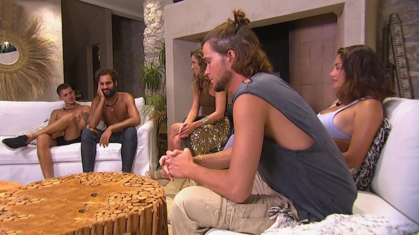 Finalistas y Laura Madrueño en el interior de la casa