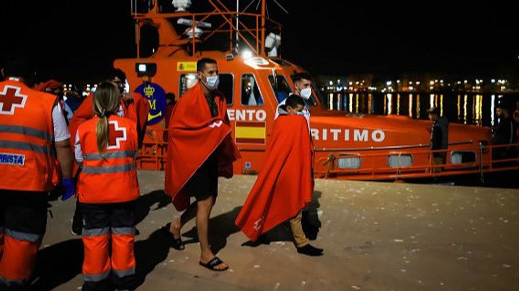 Imagen de Salvamento Maritimo acompañando a migrantes rescatados de las aguas de Canarias