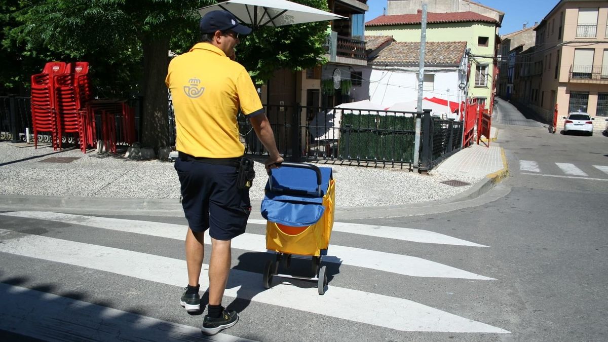 Los carteros de Correos empiezan a entregar las cartas con la asignación de la mesa electoral