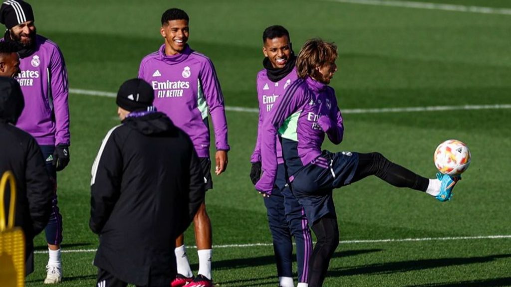 Los jugadores Real Madrid Vinicius Tobias (c-i), Rodrygo Goes (c) y Luka Modric (d) durante un entrenamiento.