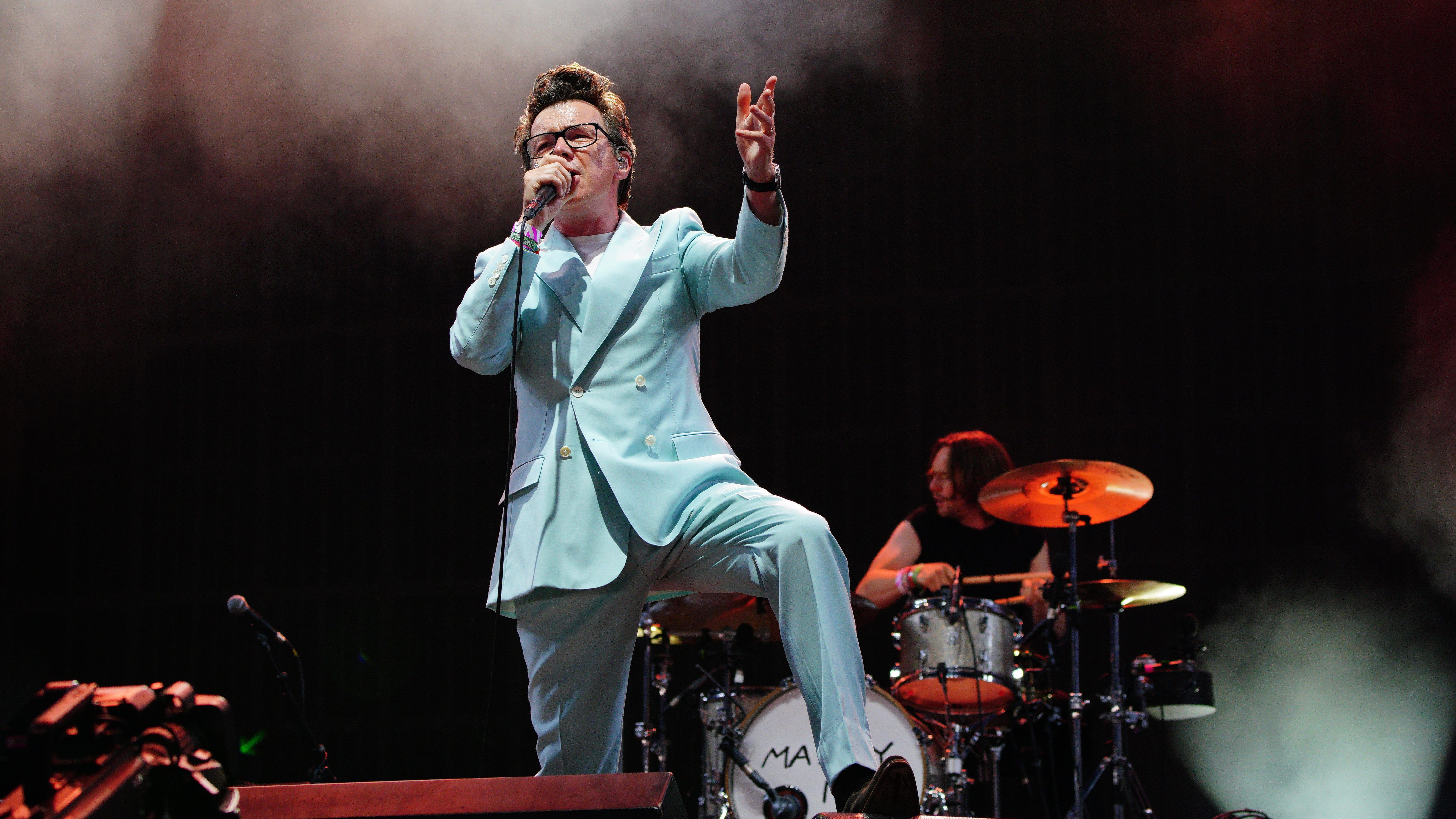 Rick Astley haciendo de Morrissey. El reto era grande pero Rick nunca defrauda.