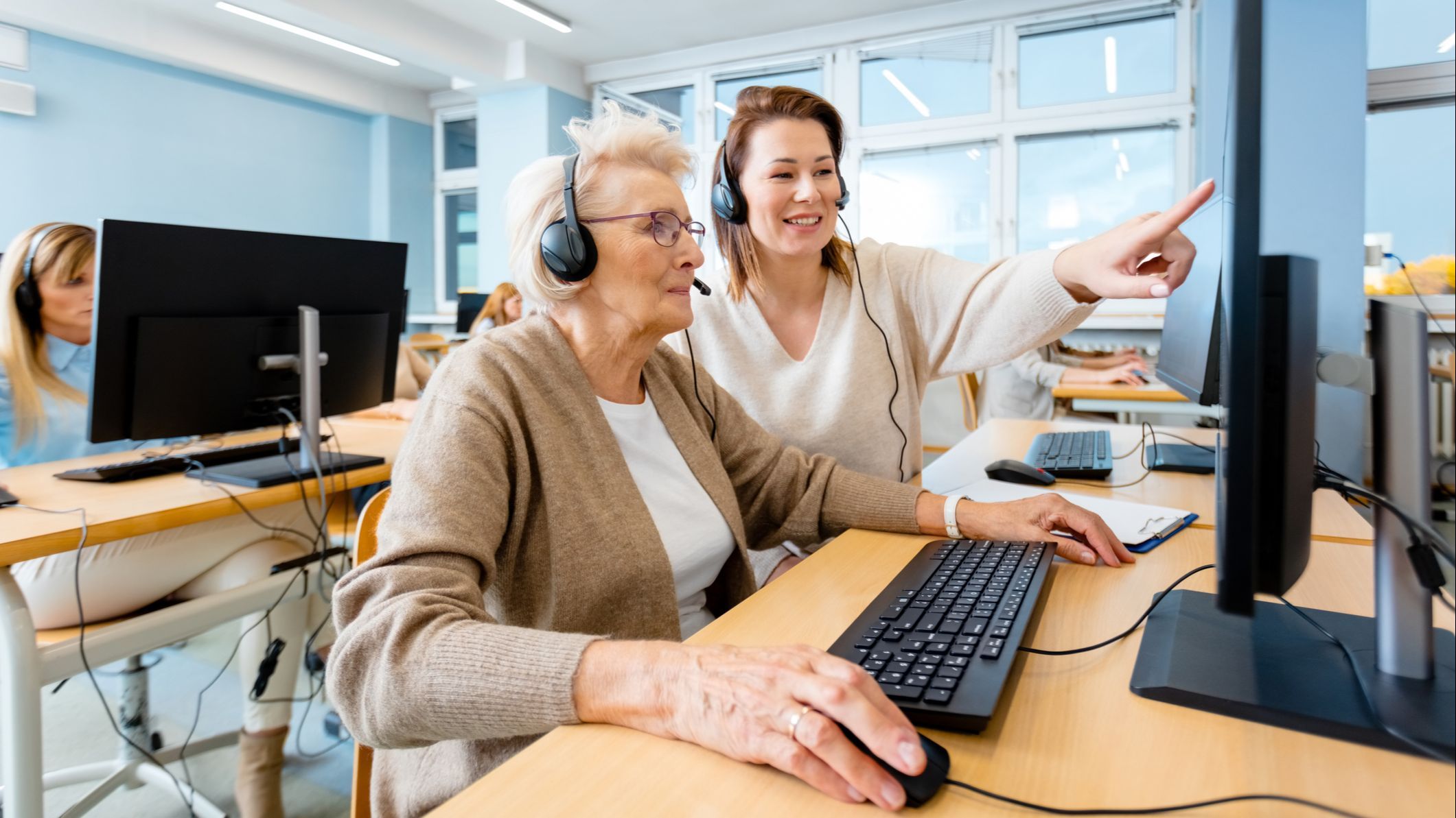 Se requiere de un 'resiseño universal' que incluya a las personas mayores en todos los aspectos de la vida, señala la OMS.