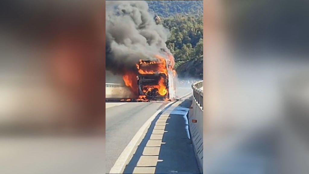 Un carril de la AP-7 en La Jonquera, cortado tras incendiarse un autocar: el fuego ha generado 4,5 km de retención