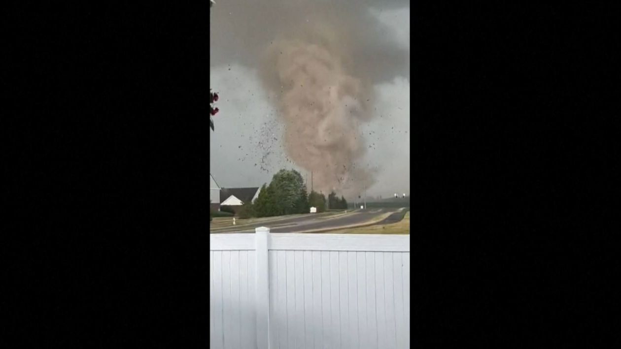 Un devastador tornado, captado en vídeo a su paso por Greenwood, Indiana