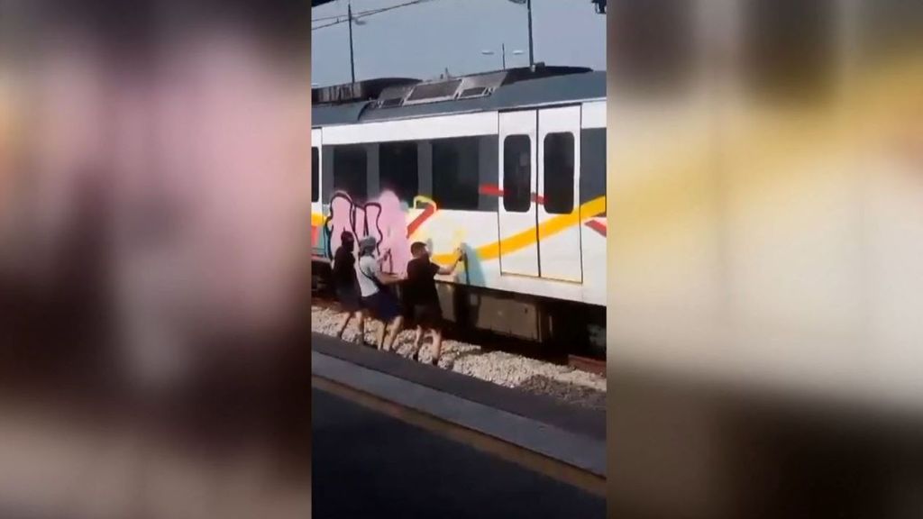 Un grupo de grafiteros paraliza un convoy del metro de Palma para pintar un vagón