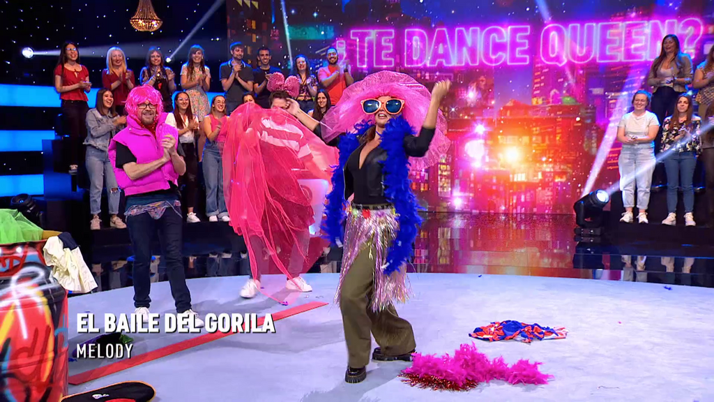 De la música del telediario a ‘El baile del gorila’: Lara Álvarez lo da todo bailando disfrazada junto a los cómicos