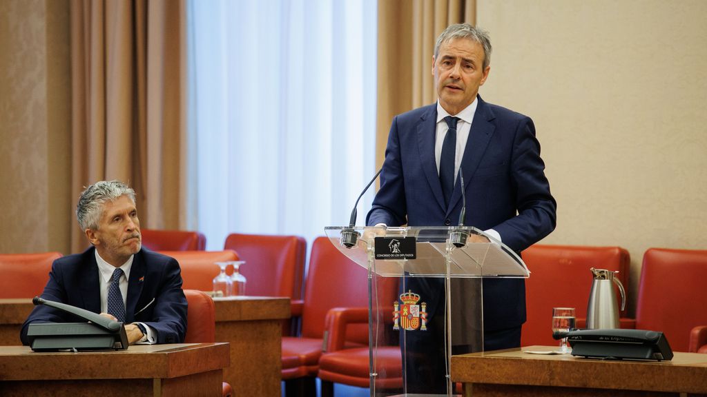 El ministro del Interior escucha el discurso del presidente de la Fundación Víctimas del Terrorismo, Tomás Caballero Martínez, en el homenaje del Congreso
