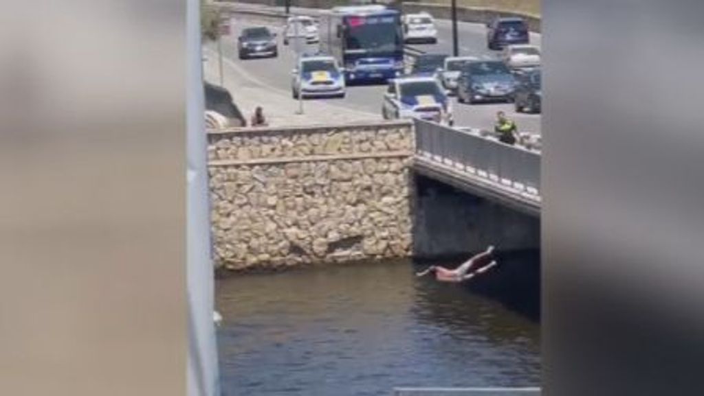 Hombre salta desde el puente