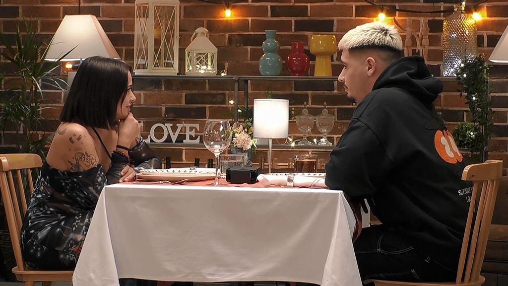 Iker responde las dudas sexuales de su cita en ‘First Dates’: “No me la he medido, pero estoy bien armado”