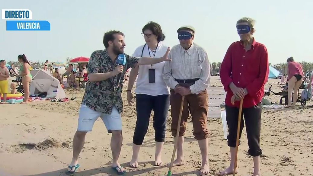 Juanito y Tomás esperan para poder ver el mar.