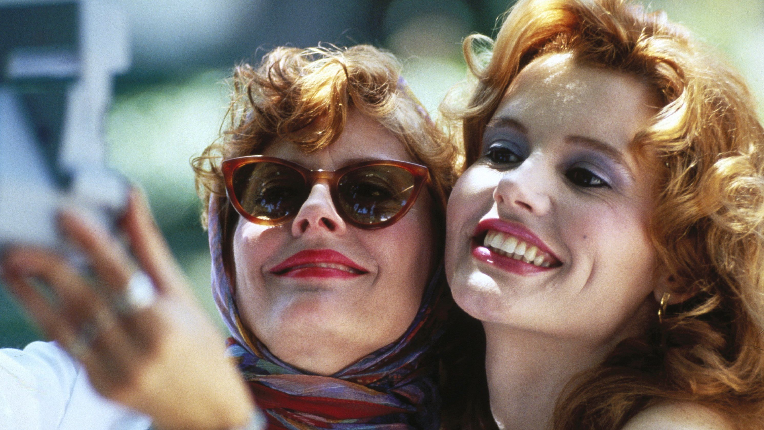Las dos protagonistas de 'Thelma y Louise', en un fotograma de la cinta