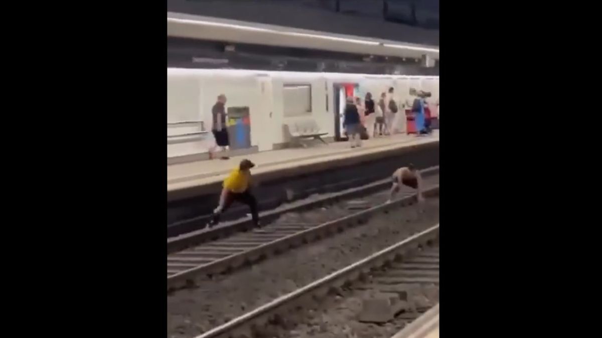 Pelea a pedradas en mitad de las vías del tren de Barcelona: “¡Salgan de ahí ya!”