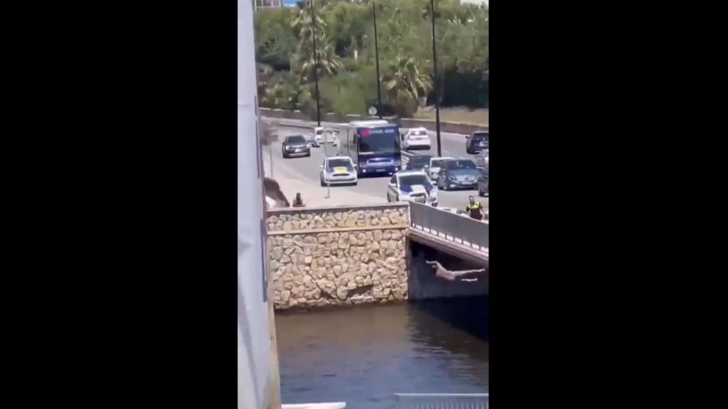 Un hombre se lanza al agua desde puente en Alicante y un policía local se tira tras él para rescatarle