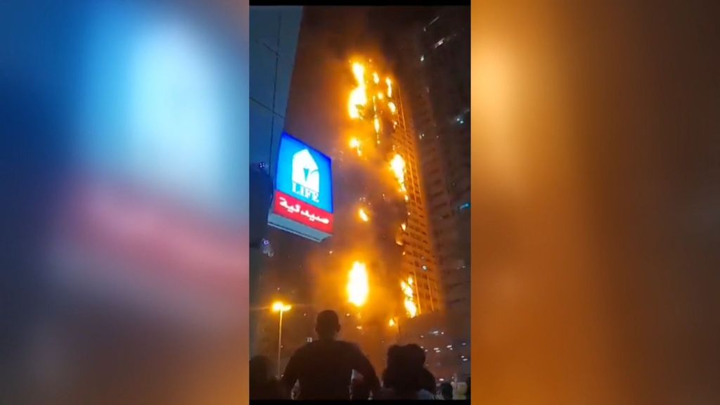 Un incendio engulle y envuelve en llamas a un gran edificio de apartamentos en Emiratos Árabes