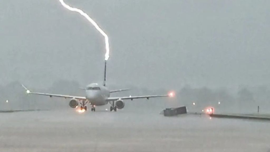 Un rayo impacta directamente contra un avión en Little Rock, Arkansas, EEUU
