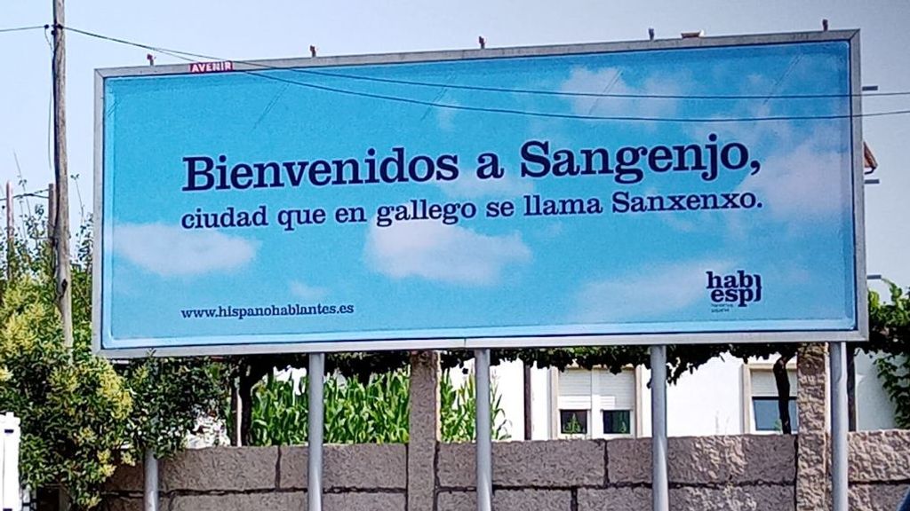 Valla publicitaria colocada por 'Hablemos Español' en Sanxenxo.