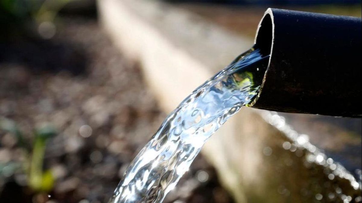 Agua saliendo de una tubería