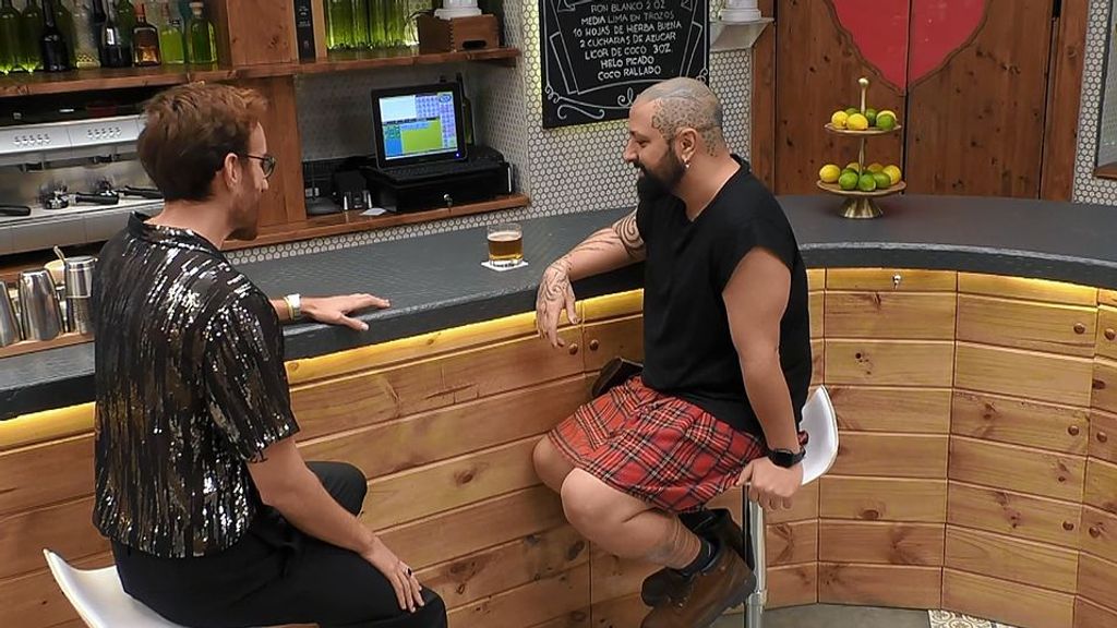 Álvaro y Breogán durante su cita en 'First Dates'