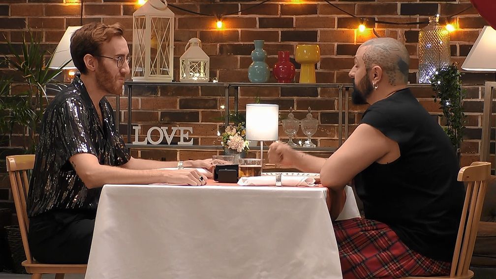 Álvaro y Breogán durante su cita en 'First Dates'