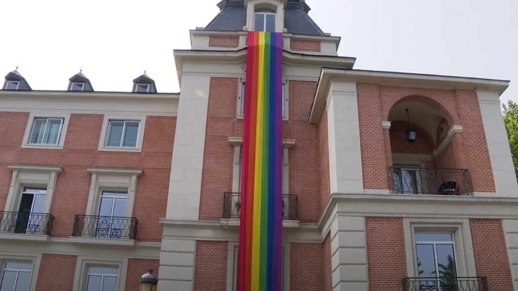 Bolaños despliega la bandera LGTBI+ en Presidencia
