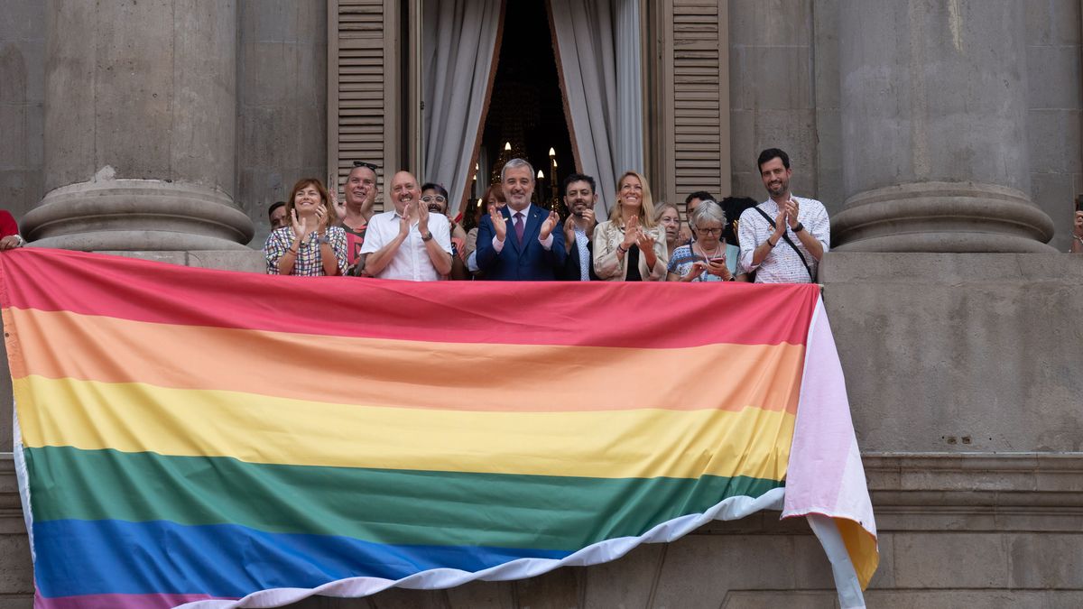 El alcalde de Barcelona, Jaume Collboni, con la bandera LGTBI en el Ayuntamiento de la capital catalana