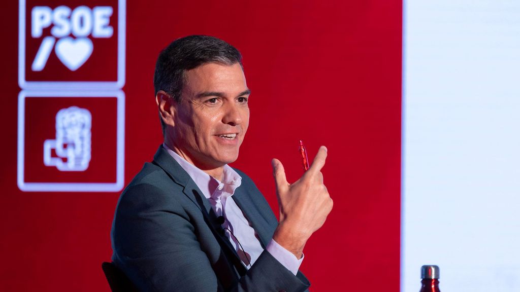 El presidente del Gobierno, Pedro Sánchez, en la sede del PSOE