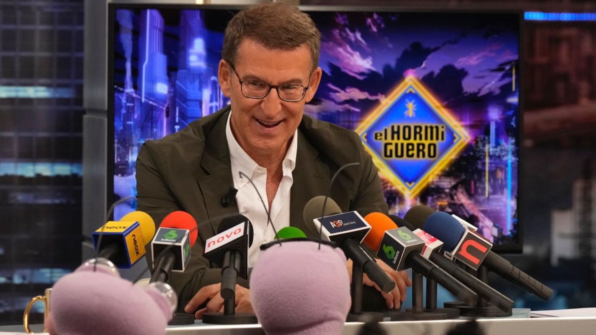 El presidente del PP, Alberto Núñez Feijóo, charla con Trancas y Barrancas en El Hormiguero