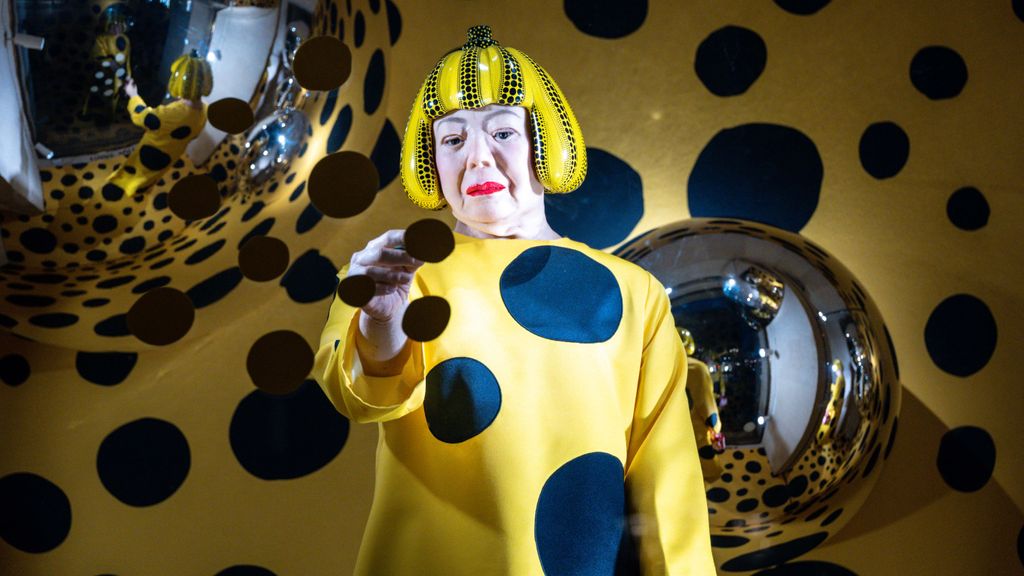 Esta no es Kusama, es un robot que forma parte de su instalación en la tienda Louis Vuitton de París este mismo año.