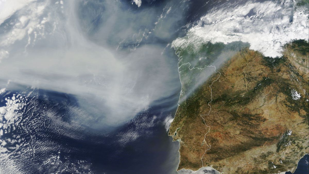 Humo sobre el norte de Portugal y España