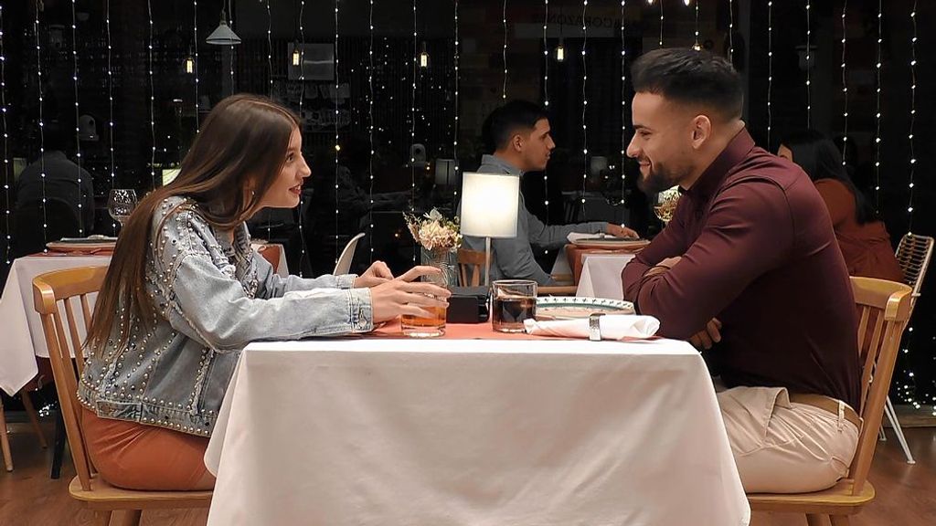 Jesús le susurra su fantasía sexual a Cristina en ‘First Dates’ y ella alucina: ¡Qué random!”