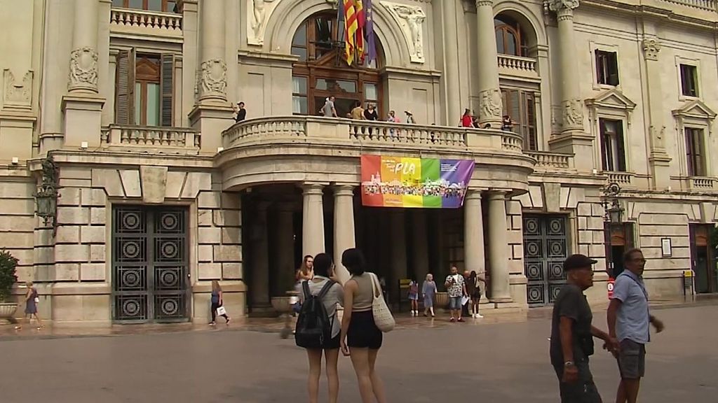 La bandera LGTBI enfrenta a PP y Vox en el Día del Orgullo