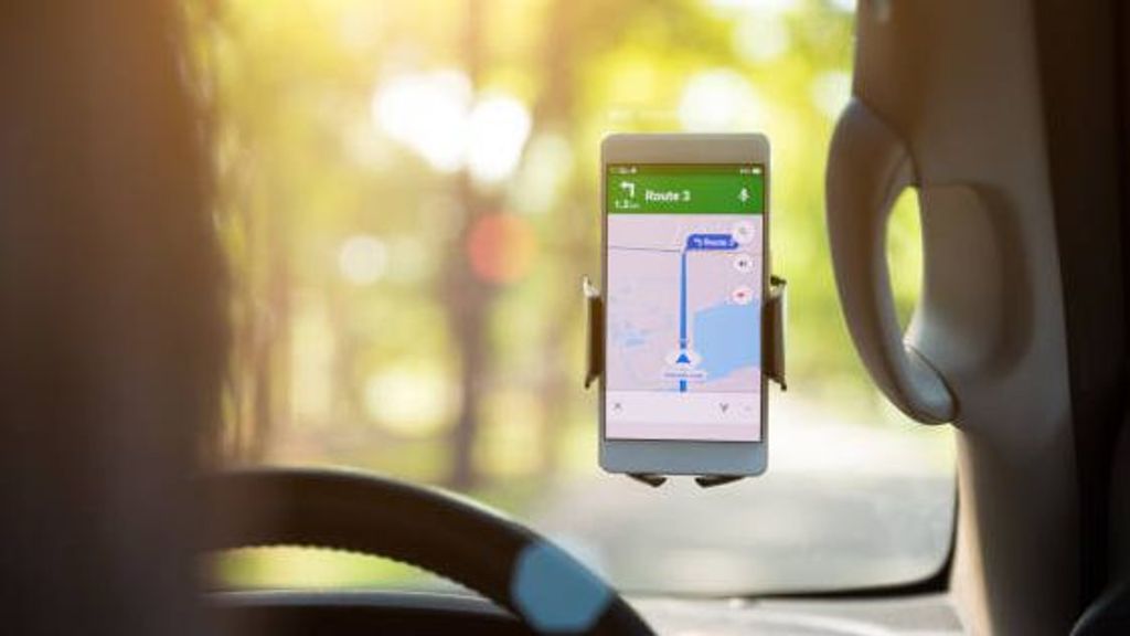Móvil en coche con Google Maps.