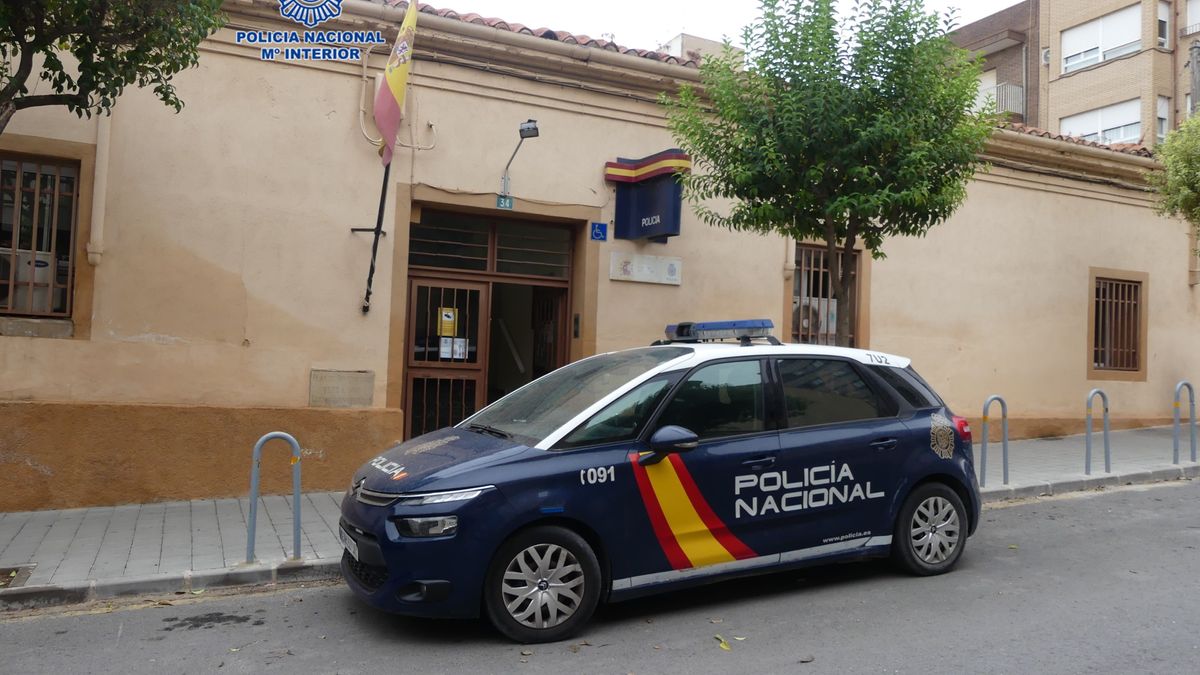 Un vehículo de la Policía Nacional estacionado frente a la Comisaría de Yecla (Murcia)
