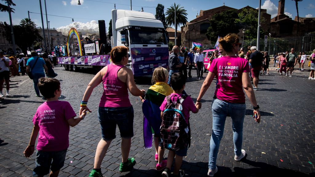 Una familia LGTBI marcha en el Pride de Roma, celebrado este mes de junio.