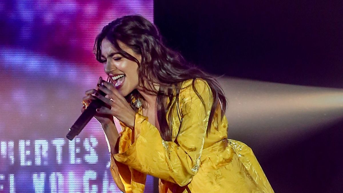 Ana Guerra cantando en un concierto solidario por La Palma