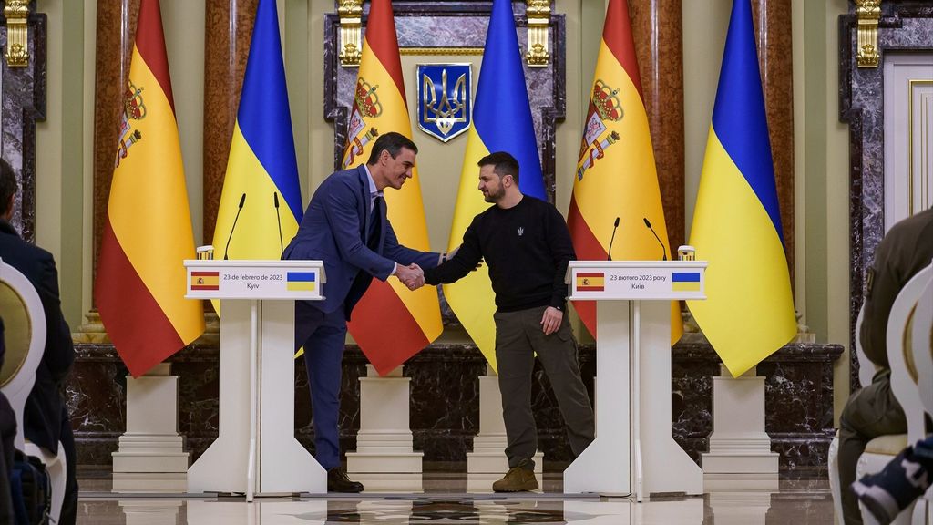 El presidente del Gobierno de España, Pedro Sánchez,  y el presidente de Ucrania, Volodimir Zelenski