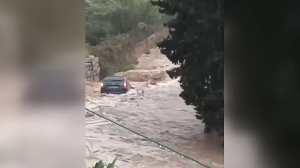 Fuertes tormentas en Aragón y Cataluña, donde el agua ha arrastrado un coche sin ocupantes