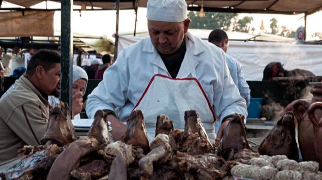 Imagen de archivo de un puesto callejero de comida que sirven cabeza, lengua y cerebro de cordero en la plaza Djemaa el Fna en Marraquech