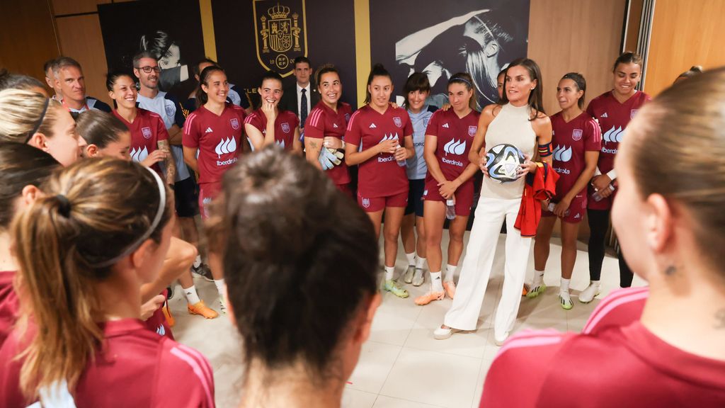 La reina Letizia, ‘capitana de la selección española’ de fútbol femenino, y su afectuoso saludo a Alexia Putellas