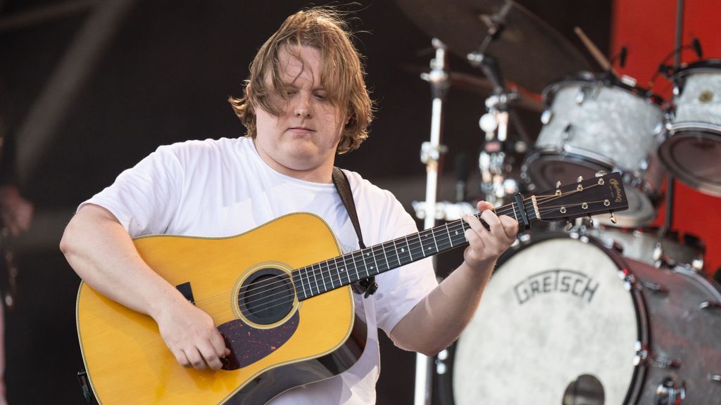 Lewis Capaldi cancela temporalmente su gira para recuperase del síndrome de Tourette