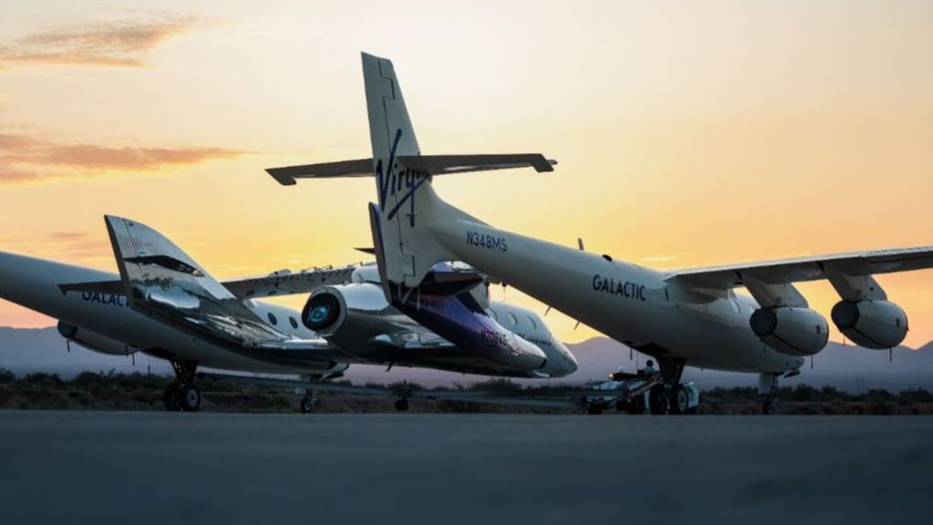 Nave de Virgin Galactic acompañada de dos aviones