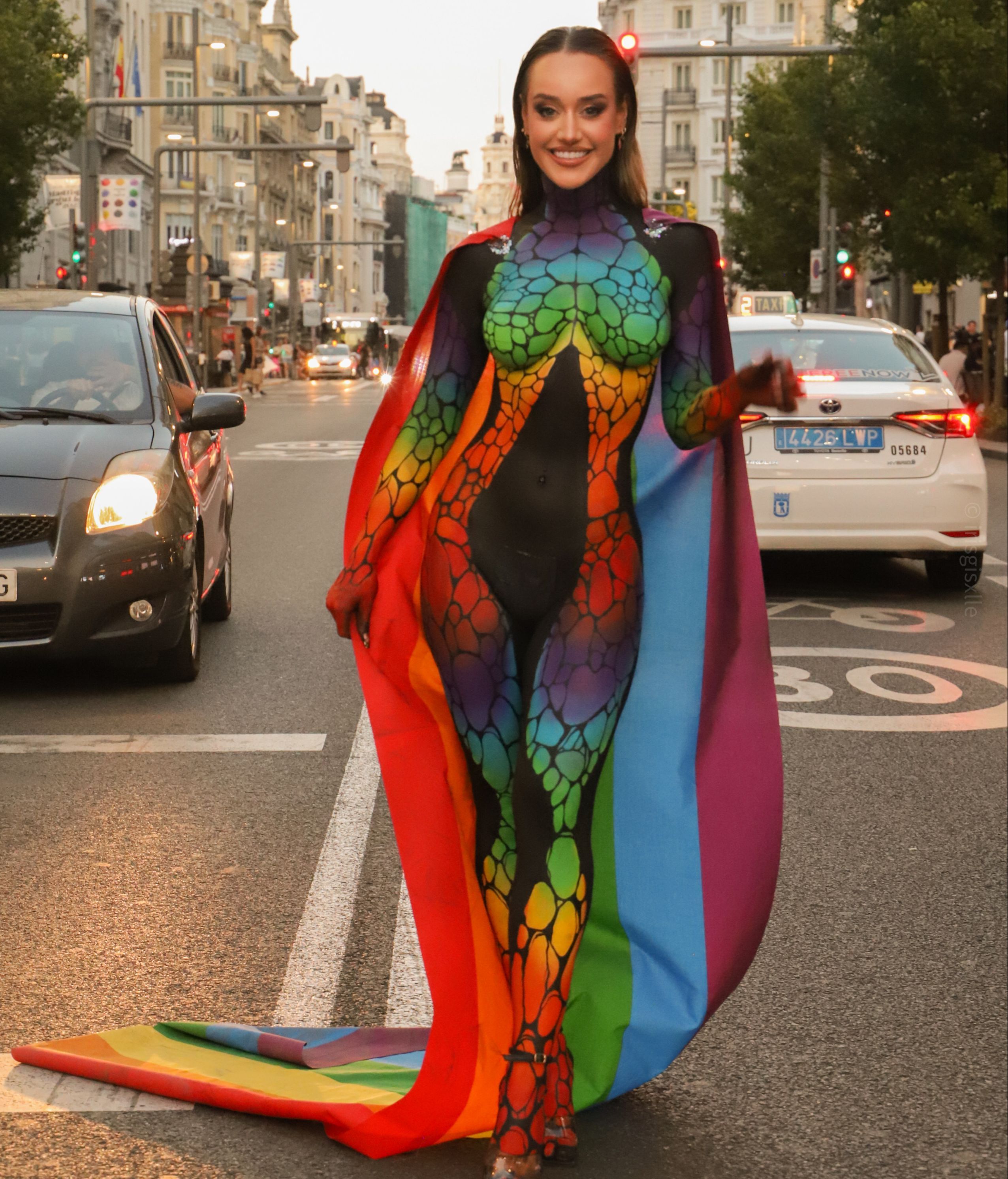 La influencer Noelia Moya pasea desnuda por Madrid para reivindicar el  Orgullo y la libertad