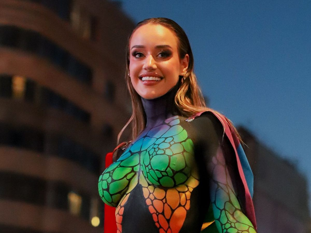 La influencer Noelia Moya pasea desnuda por Madrid para reivindicar el  Orgullo y la libertad