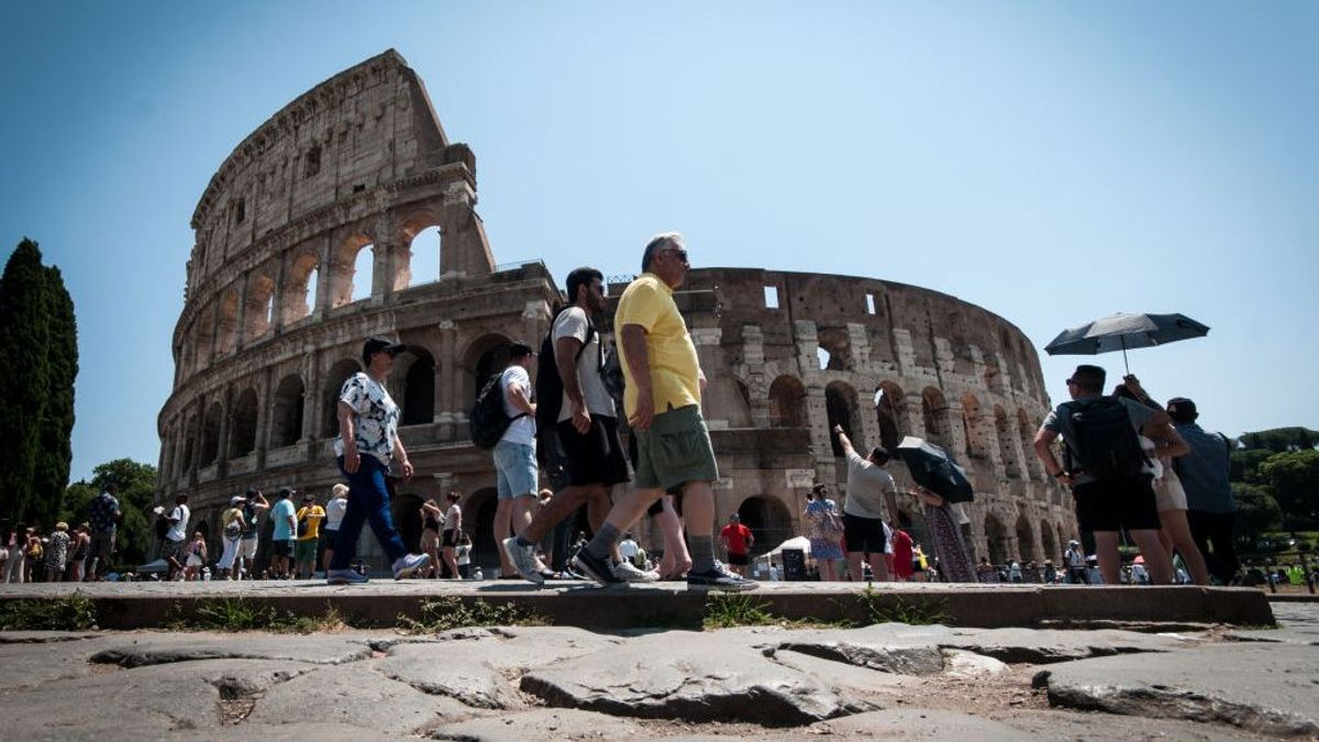 Un turista vandaliza el Coliseo de Roma grabando su nombre y el de su novia en una de sus paredes