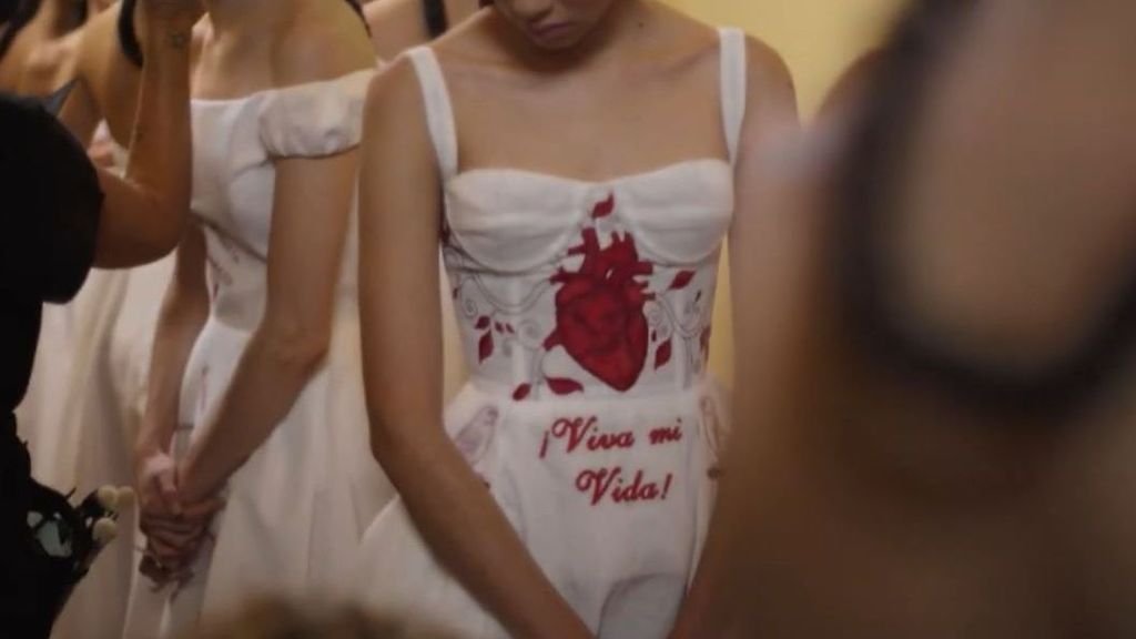 Vestidos de novia con mensajes contra la violencia sexista: Elina Chauvet sorprende con Dior en México
