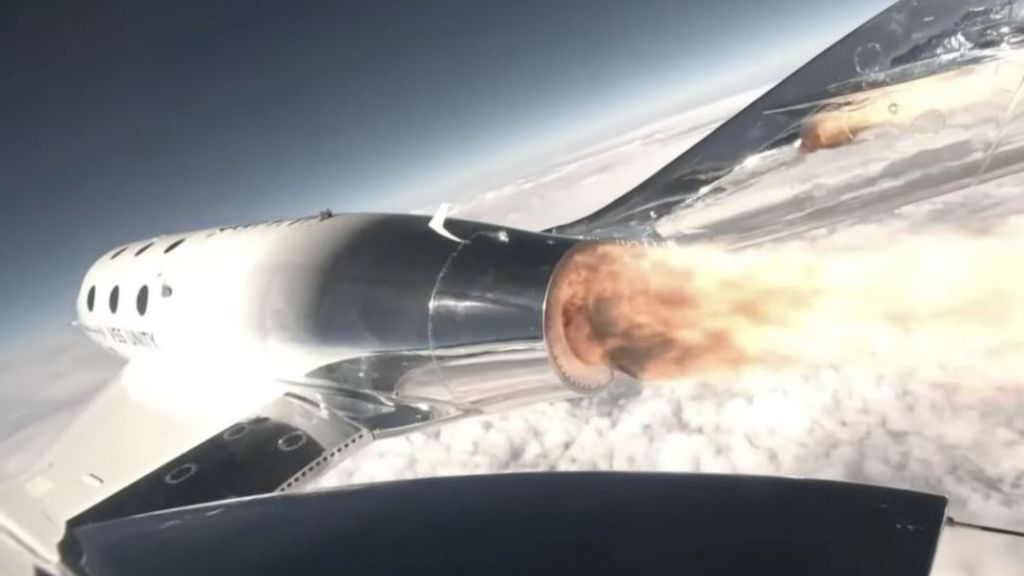 Virgin Galactic completa con éxito total su primer vuelo espacial comercial