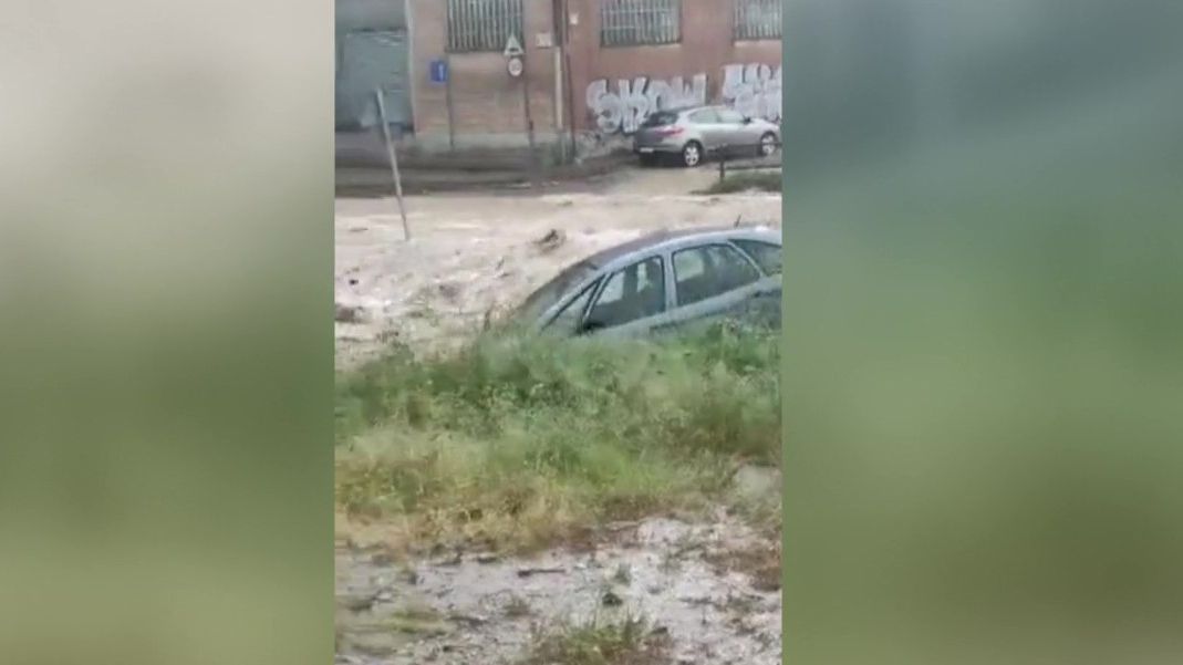 Las fuertes lluvias arrastran un coche por Sant Vicenç de Castellet, en Barcelona