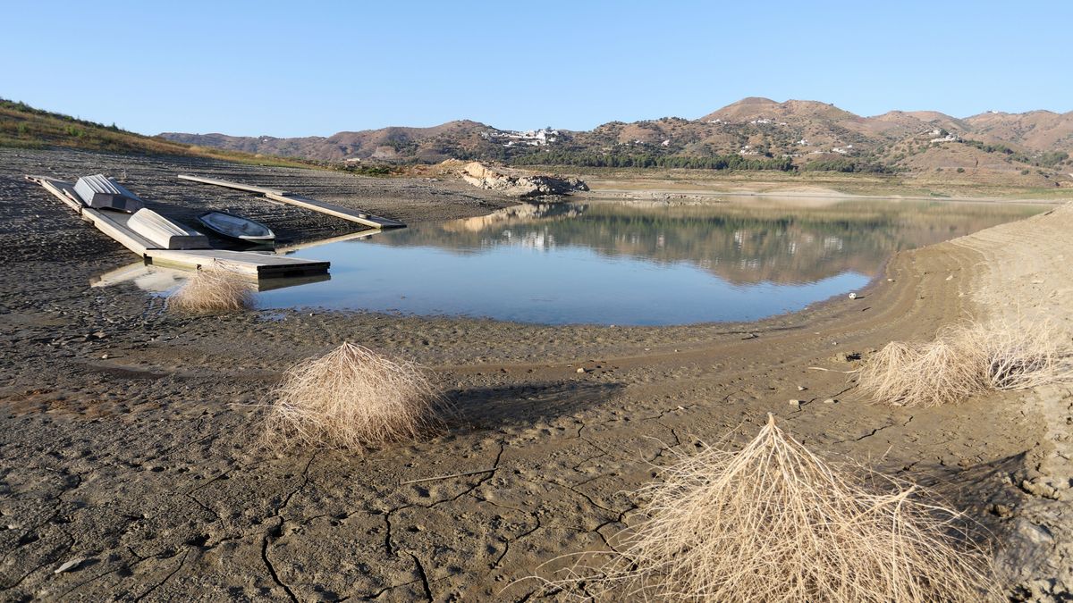 El pantano de La Viñuela situado en Vélez-Málaga, bajo mínimos