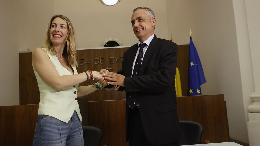 Firma del acuerdo entre María Guardiola (PP) y Ángel Pelayo (Vox) para gobernar Extremadura.