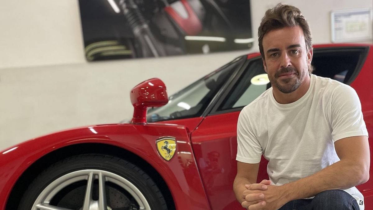 Fernando Alonso junto a su Ferrari Enzo